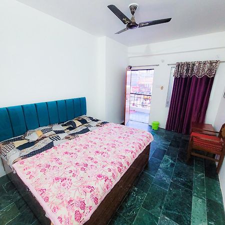 Hotel Pushpa Vatika à Faizābād Extérieur photo