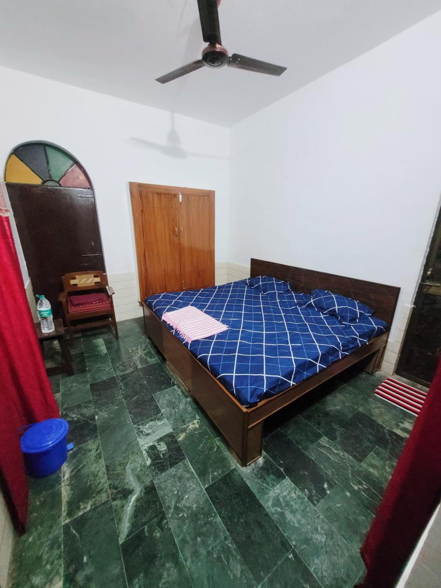 Hotel Pushpa Vatika à Faizābād Extérieur photo