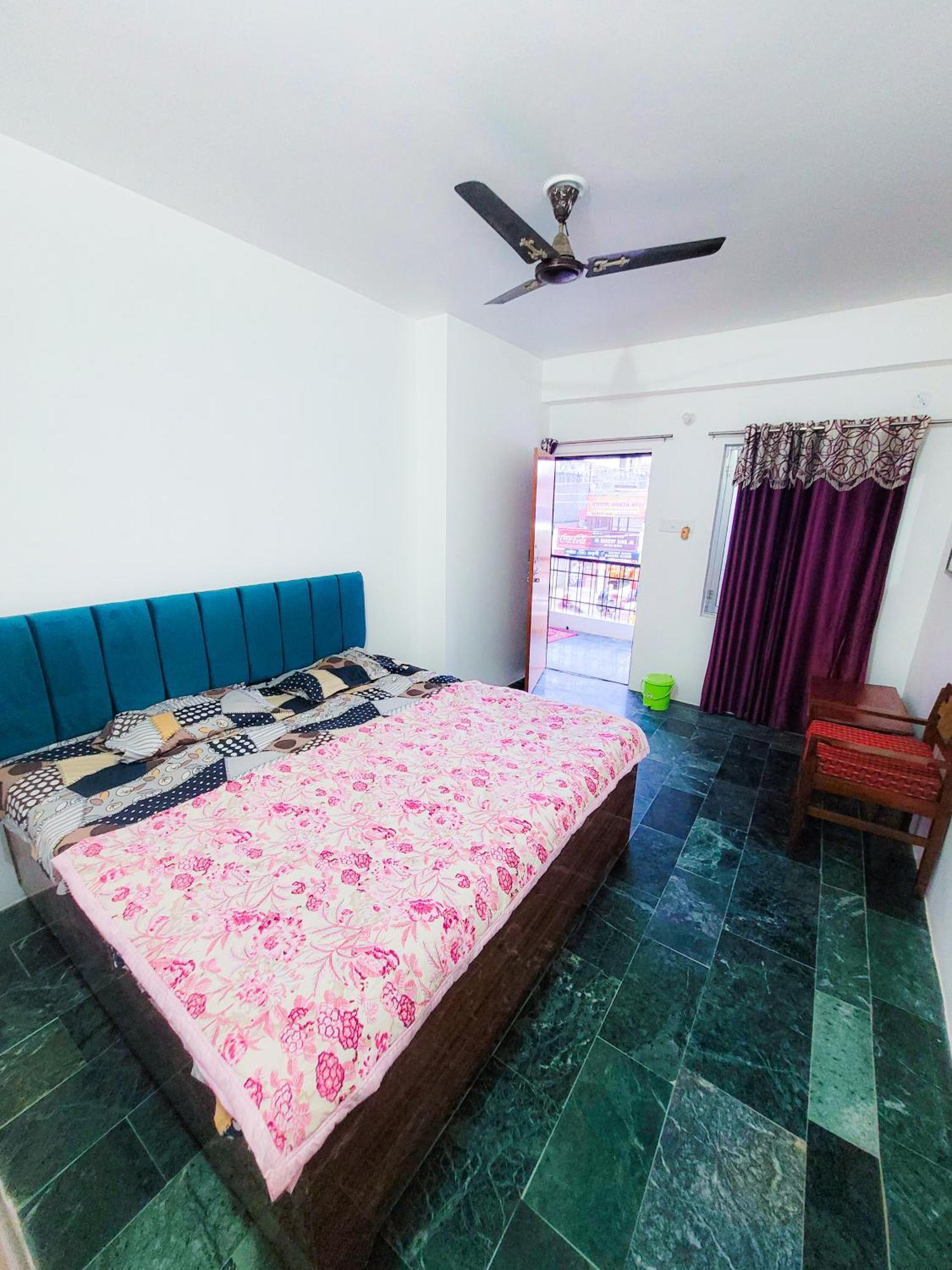 Hotel Pushpa Vatika à Faizābād Extérieur photo