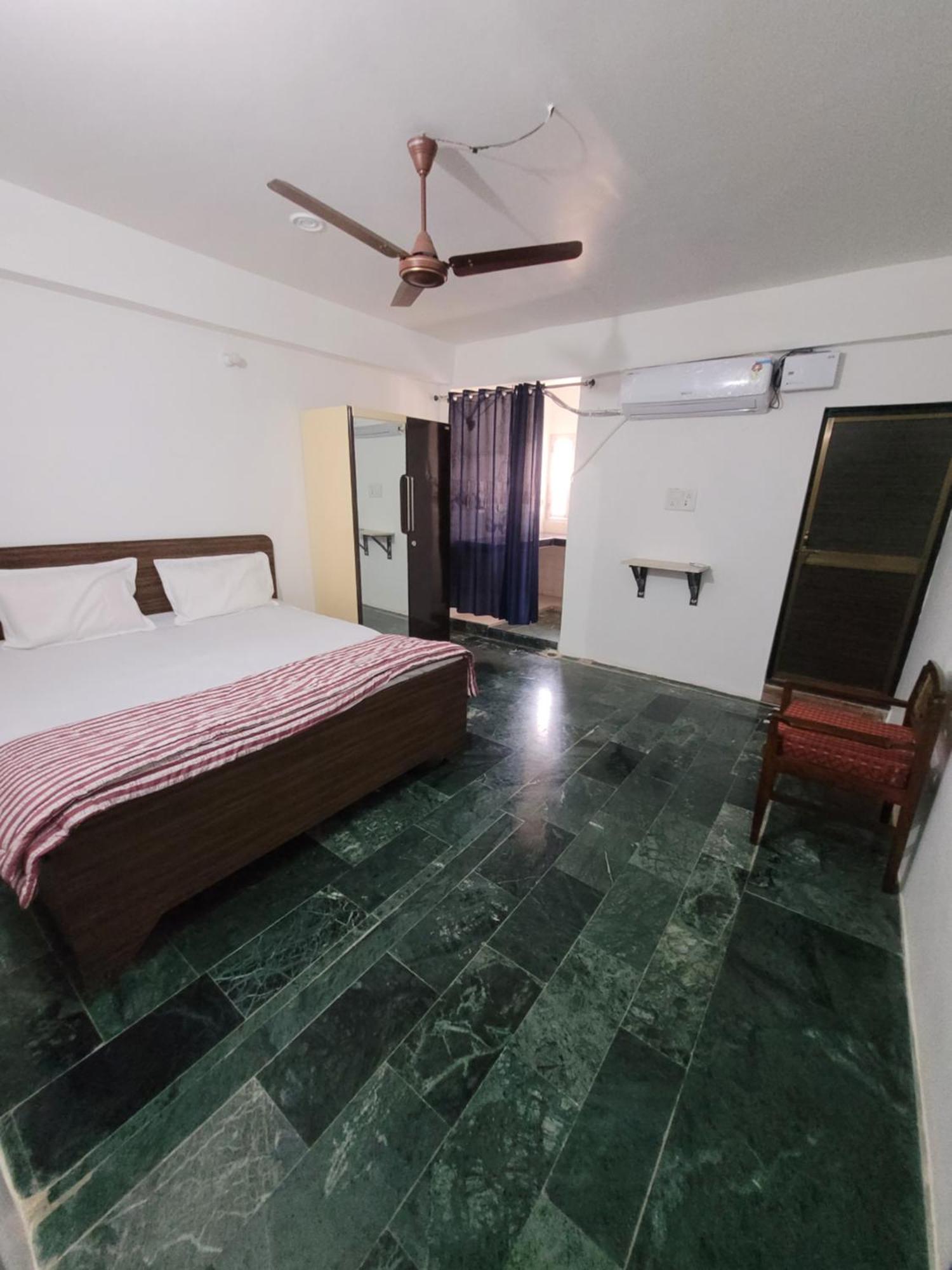 Hotel Pushpa Vatika à Faizābād Extérieur photo
