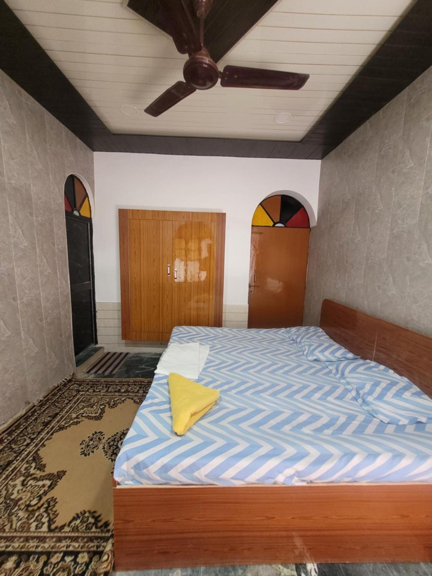 Hotel Pushpa Vatika à Faizābād Extérieur photo