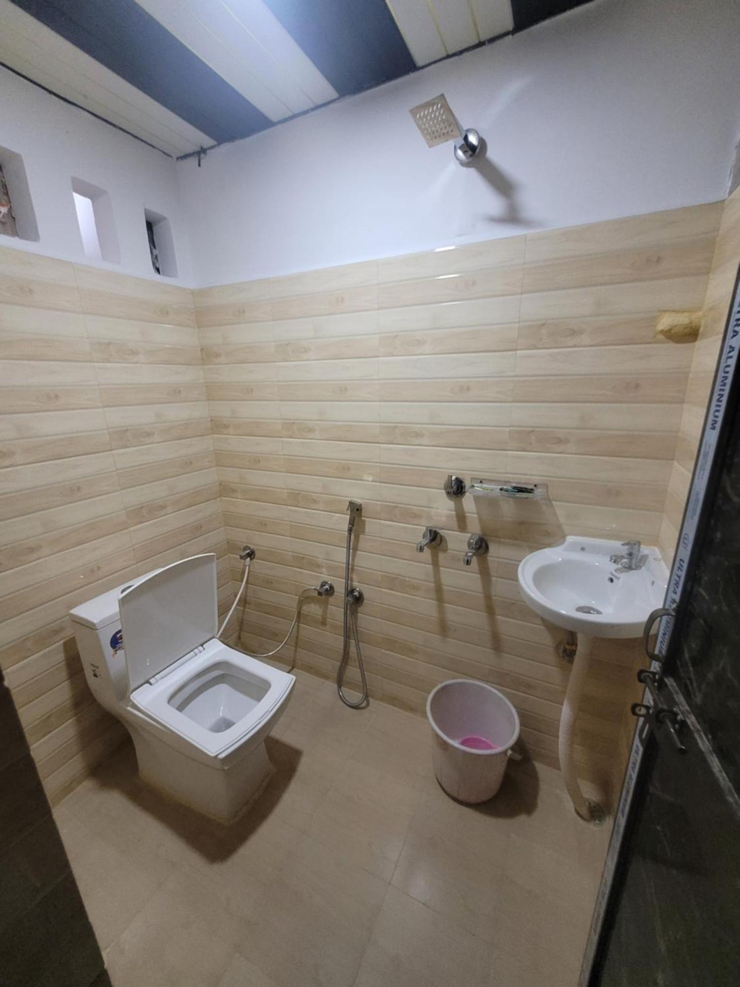 Hotel Pushpa Vatika à Faizābād Extérieur photo