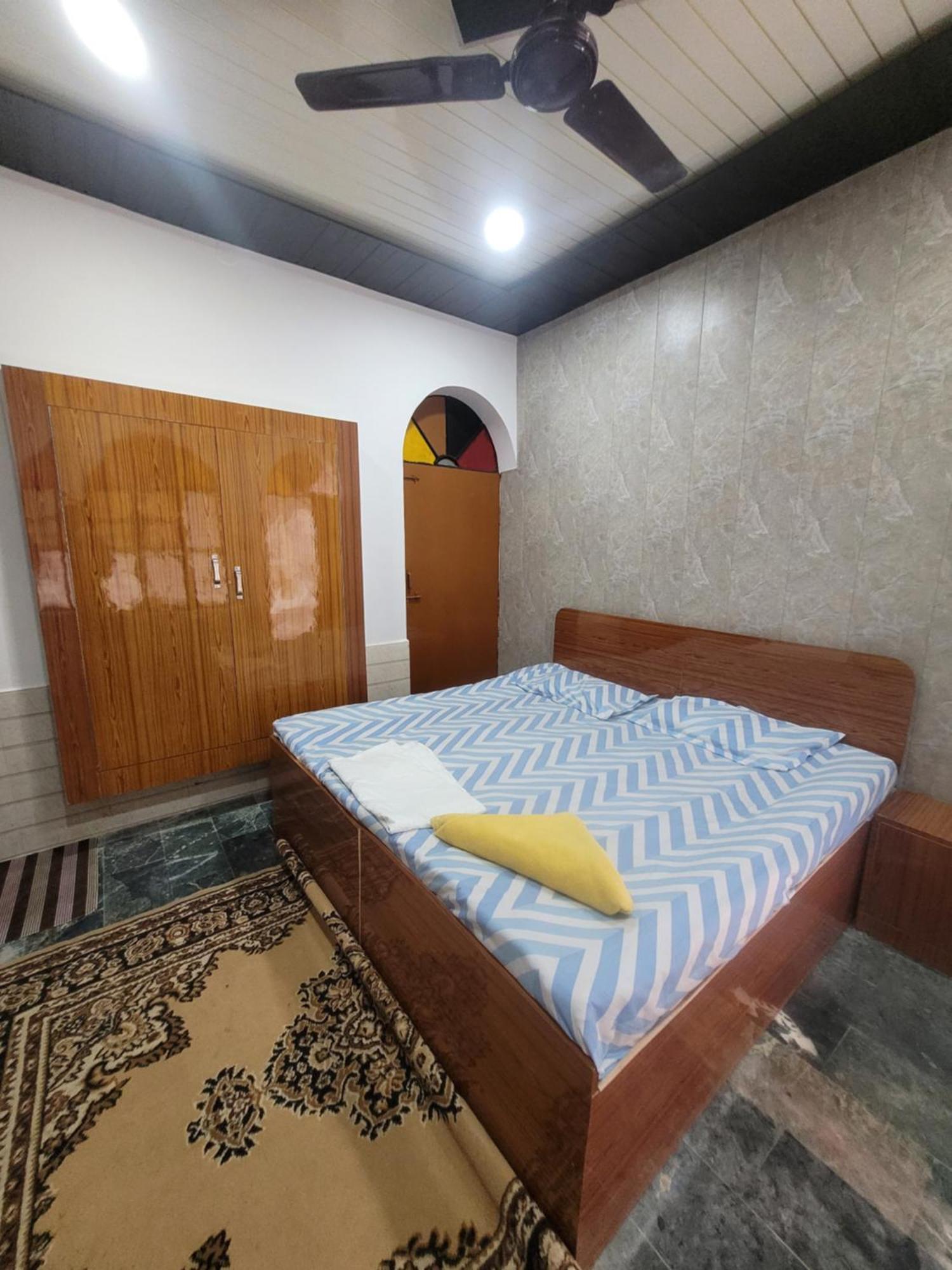 Hotel Pushpa Vatika à Faizābād Extérieur photo