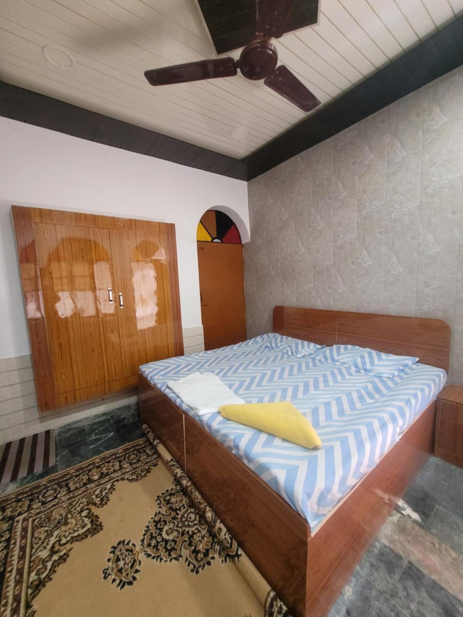 Hotel Pushpa Vatika à Faizābād Extérieur photo
