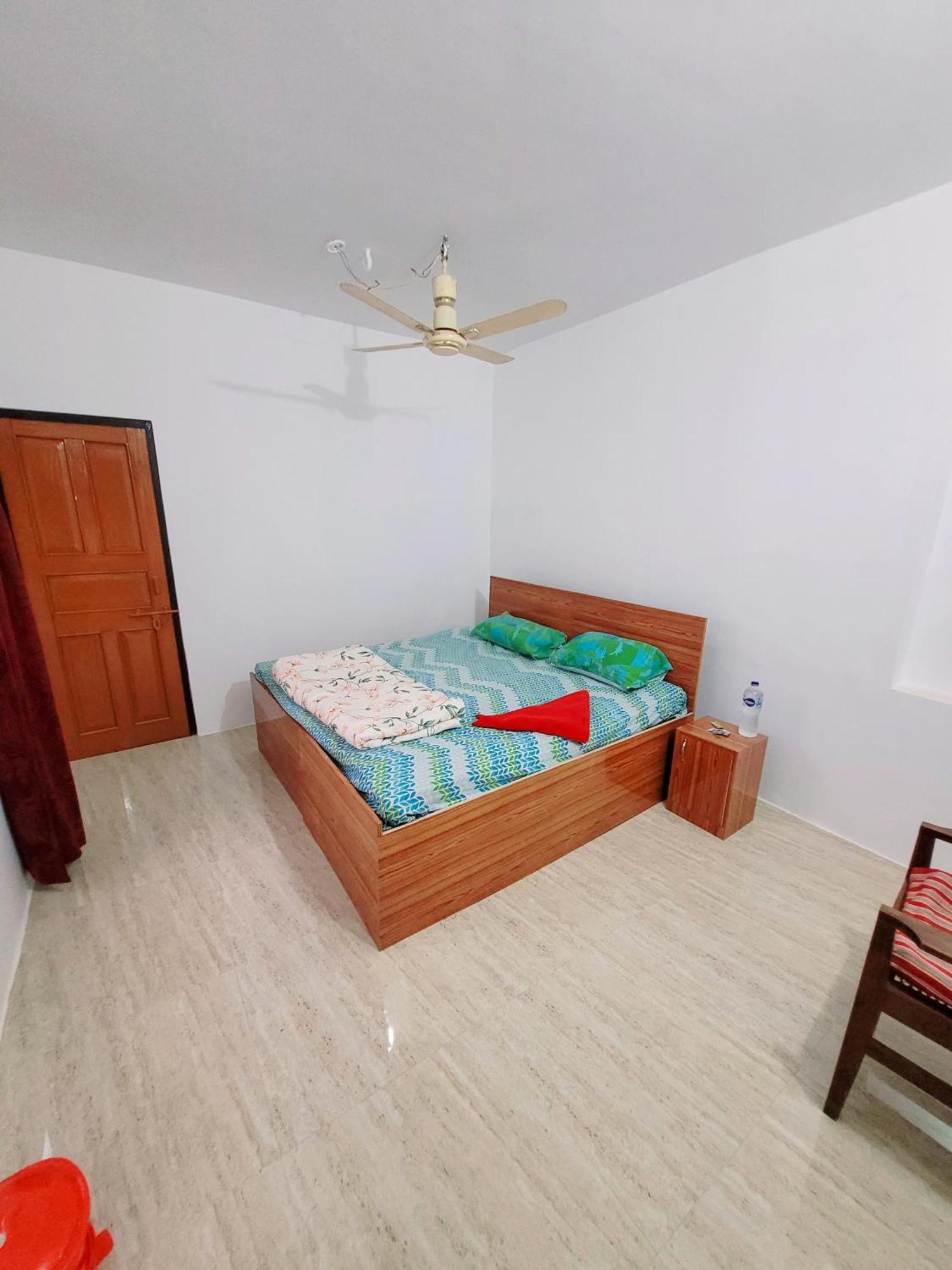 Hotel Pushpa Vatika à Faizābād Extérieur photo