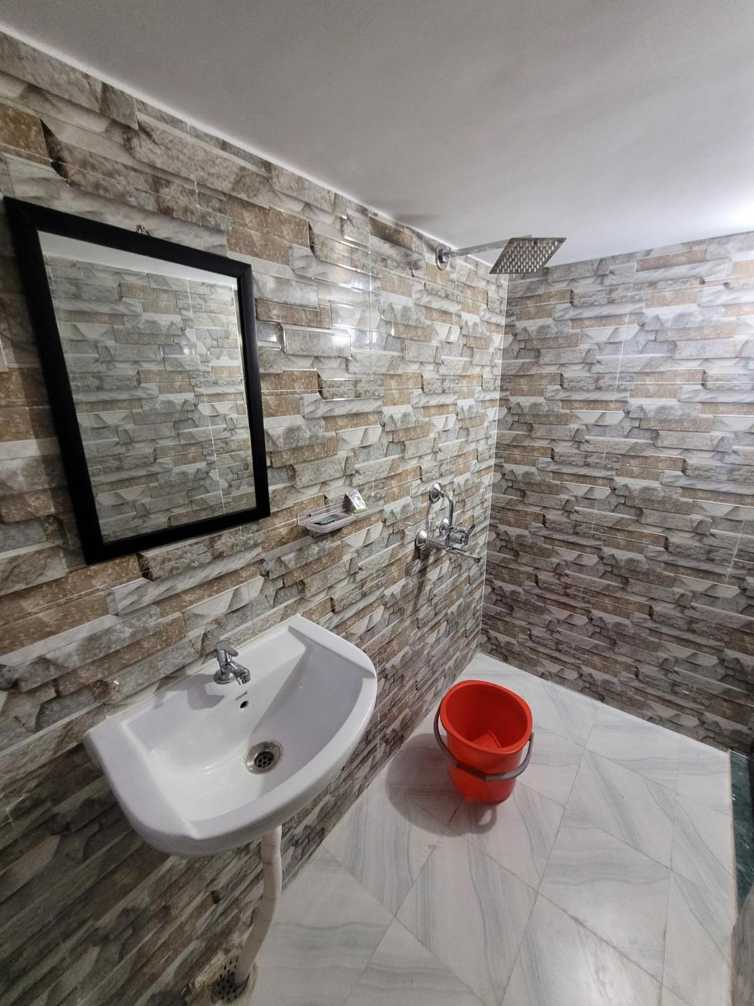 Hotel Pushpa Vatika à Faizābād Extérieur photo