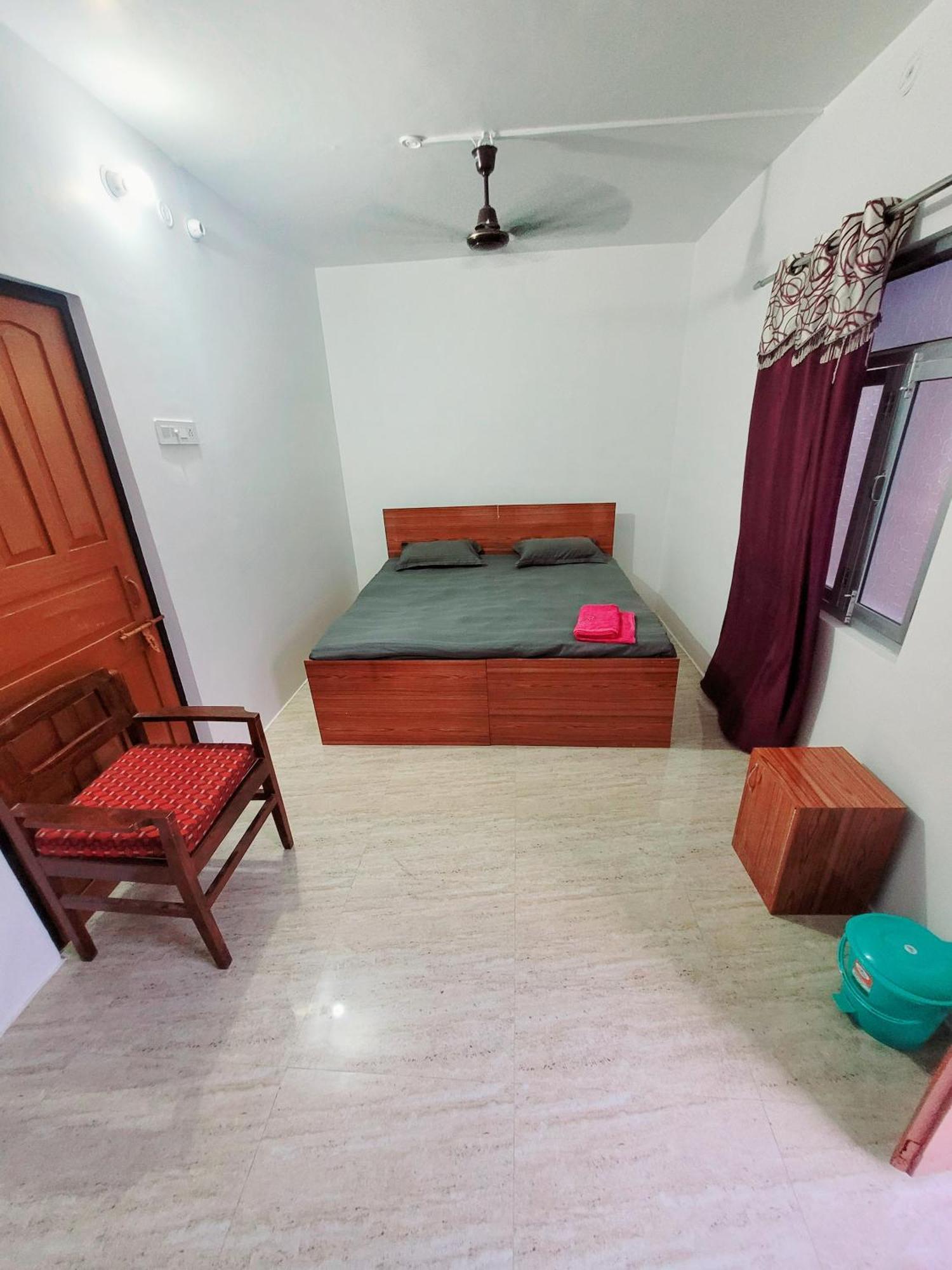 Hotel Pushpa Vatika à Faizābād Extérieur photo