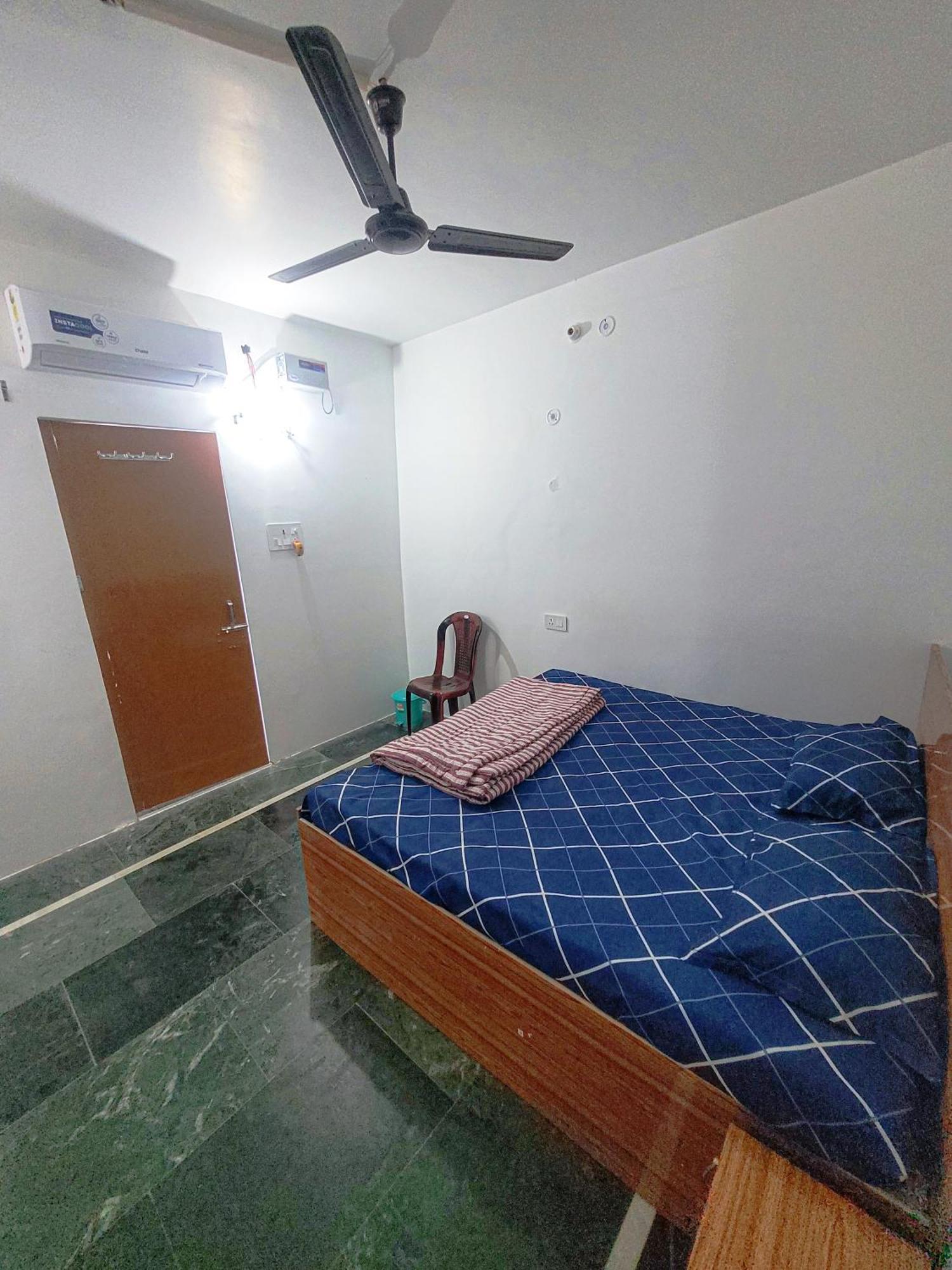 Hotel Pushpa Vatika à Faizābād Extérieur photo